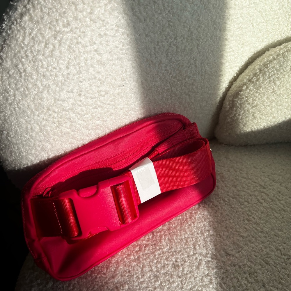 Lululemon Everywhere Belt Bag 1L - Picture 2 of 4